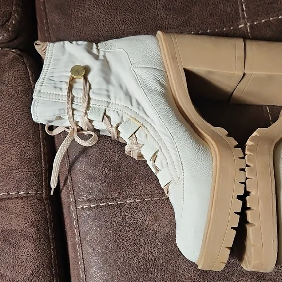 Dolce Vita Celida Women’s Chunky Lug Heel Ankle Combat Boots - Cream/Tan 10 - Picture 2 of 15